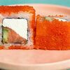 Ролл Калифорния с лососем в Sushi Street по цене 529