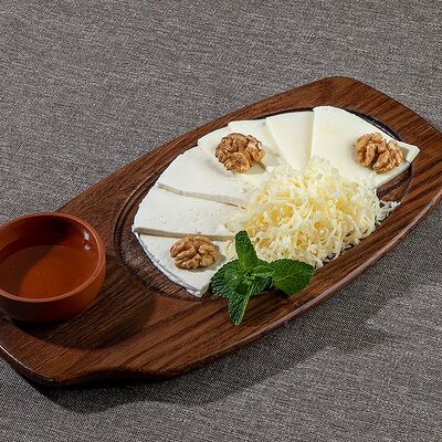 Ассорти домашних сыров в Самеба по цене 650 ₽