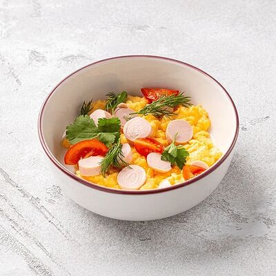 Скрэмбл с мини-сосисками и томатами в Шоколадница по цене 380 ₽