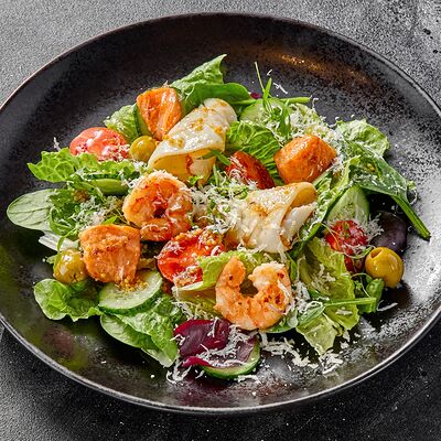 Теплый салат с лососем и жареными креветками в Британника Север по цене 865 ₽
