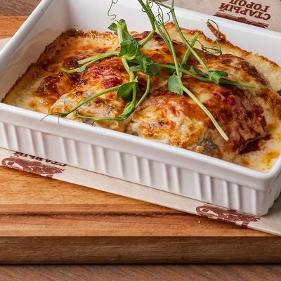 Блины с мясом, запеченные под соусом бешамель в Старый город по цене 450 ₽