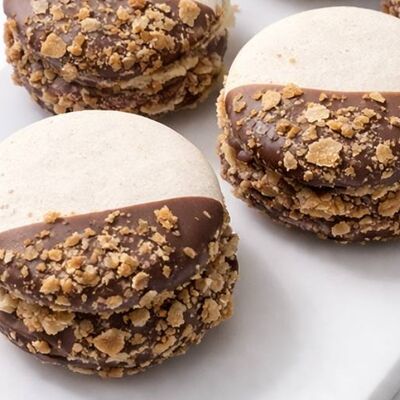 Макарон кофейный с пралине в Июль по цене 460 ₽