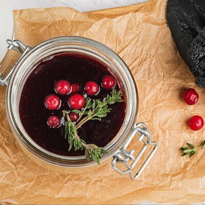 Паштет из куриной печени с брусничным соусом и черной чиабаттой в Мука по цене 640 ₽