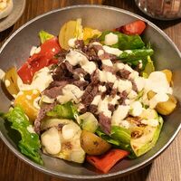 Теплый стейк-салат в Lars Vegans
