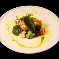 Лосось с брокколи и цветной капустой в Beer & Fire Grill