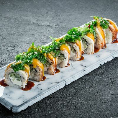 Угорь, сливочный сыр, чука, манго соус в Ikigai по цене 850 ₽