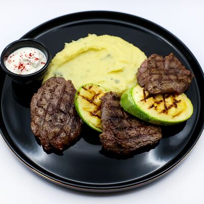 Филе телятины с цукини и картофельным пюрев Собрание по цене 1440 ₽