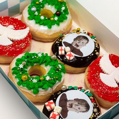 Бокс донатов Ловушка Кевина в Delorean по цене 1200 ₽