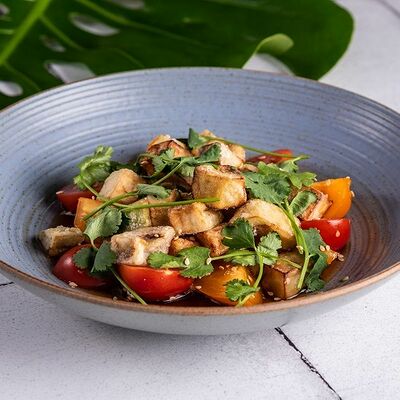 Салат с хрустящим баклажаном в Mandarinka Restaurant & Bar по цене 340 ₽