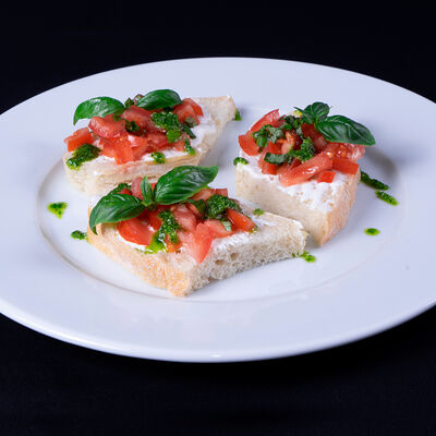 Брускетта с томатами в Комедия по цене 10 р.