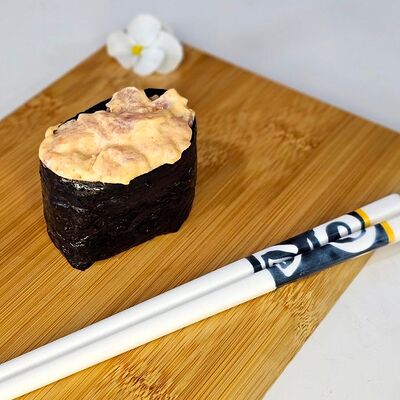 Гункан острый с тунцом в Tochi Food по цене 235 ₽