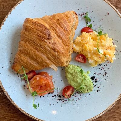 Круассан со скрэмблом в ILZI по цене 820 ₽