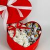 Презент в коробке сердце с розами и киндер шоколадомв Дарите красиво по цене 8199