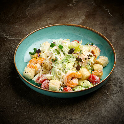 Цезарь с креветками и гренками бриошь в Корчма по цене 760 ₽