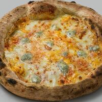 Пицца Четыре сыра в La Pizza Bomba на дровах