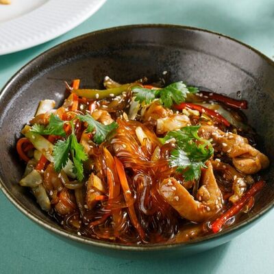 Стеклянная лапша с цыпленком и овощами ланч в Кукумбер по цене 295