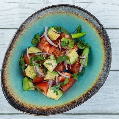 Авокадо с томатами в Хорошие руки Рыба по цене 490 ₽