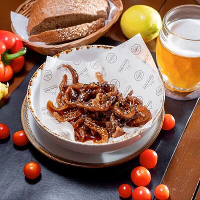 Хрустящие свиные ушки в кисло-сладком соусе в Золотая прага по цене 550 ₽