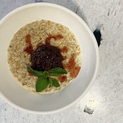 Овсяная каша с домашним вареньем в MAYAR по цене 595 ₽