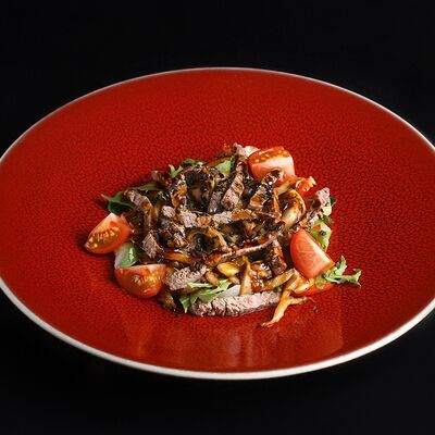 Салат из говядины с грибами в Кабуки по цене 410