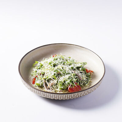 Салат с языком и рукколой в ореховом соусе в Чайхона №1 Васильчуки по цене 750 ₽