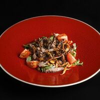 Салат из говядины с грибами в Кабуки