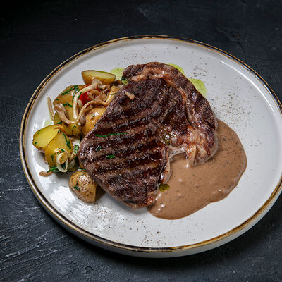 Рибай стейк c мини-картофелем в Corner Grill по цене 2800 ₽
