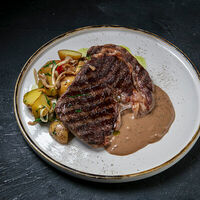Рибай стейк c мини-картофелем в Corner Grill