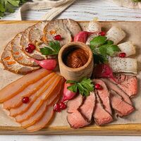 Мясная нарезка в Патари