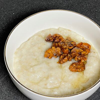 Каша овсяная молочная с карамелизированным грецким орехом в Компот по цене 209 ₽