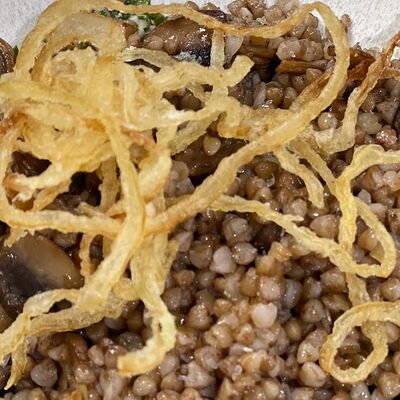 Каша гречневая с грибами и луком фри в Бар-гриль KOSTER по цене 290 ₽