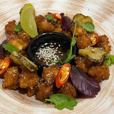 Куриный попкорн с халапеньо и огурцом фри в Караоке Соло по цене 520 ₽