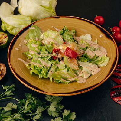 Салат с печеными овощами, сыром и ореховой заправкой в Три шампура по цене 410 ₽