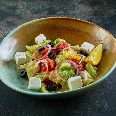 Греческий салат в Пряности & Радости на Васильевском по цене 490