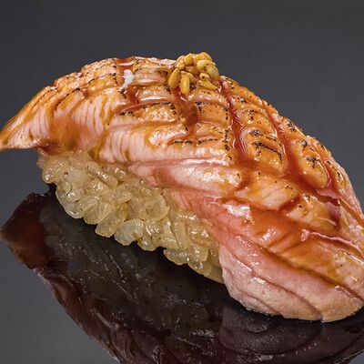 Обжаренный лосось с соусом юдзу в Bluefin по цене 310 ₽