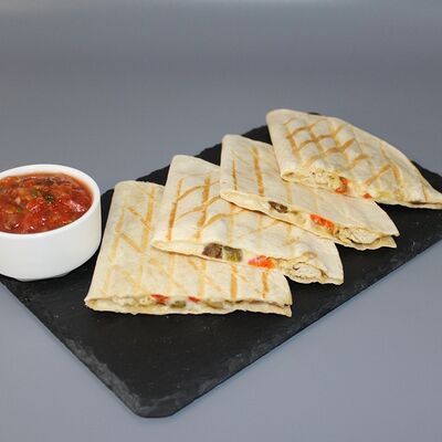 Кесадилья в Chicken & Roll по цене 384 ₽