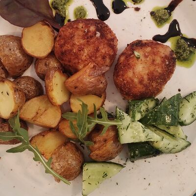 Биточки из индейки с запеченным мини-картофелемв Cafe Family по цене 610 ₽