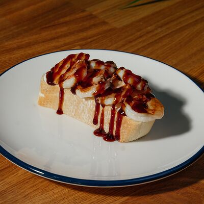 Брускетта с тигровыми креветками в Cream Soda по цене 350 ₽