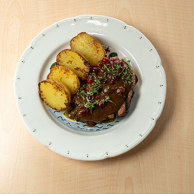 Свиная шея на гриле с мятным клюквенным соусом в Ели Поели по цене 750 ₽