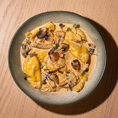 Вареники с картофелем и грибным жюльеном в Наша хвоя по цене 350 ₽