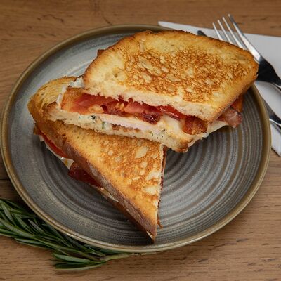 Гриль сэндвич с курицей и беконом в Кофейня Чайка по цене 740 ₽