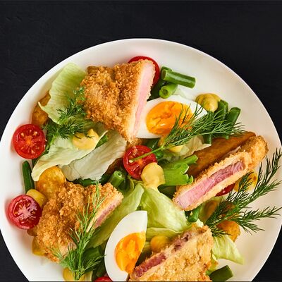 Салат с хрустящим тунцом в Gellert_bar по цене 640 ₽