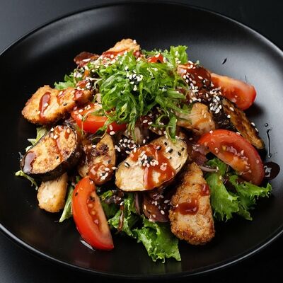 Салат с курицей и хрустящими баклажанами в Бизон по цене 545 ₽