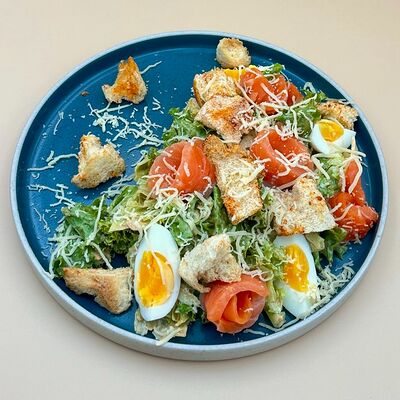 Салат Цезарь с сёмгой в Яем по цене 835 ₽