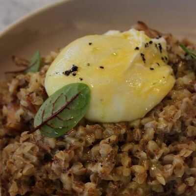 Сливочная греча с жареным беконом в Raison D’être по цене 390 ₽