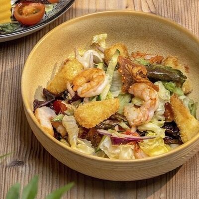 Салат с вяленой хурмой, креветками и жареным сыром в Хочу Пури по цене 780 ₽