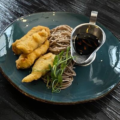 Горбуша в кляре, гречневая лапша, соус в Длинный нос по цене 375 ₽