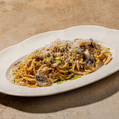 Паста с курицей и шампиньонами в сливочном соусе в Cafe Sisi по цене 780 ₽