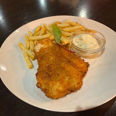 Шницель куриный с картофелем фри и сырным соусом в Первая реберная Кухня по цене 400 ₽