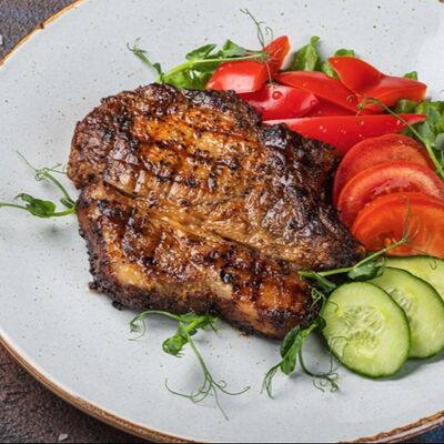 Стейк из свиной шеи со свежими овощамив Бублик по цене 650 ₽